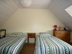 chambre bleue du gite fougeres avec vue sur le mont saint michel