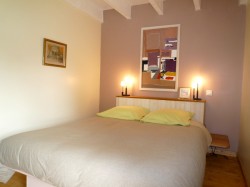 Chambre rose avec un lit de 160cm au Gite Mont Saint Michel