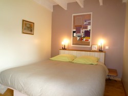 Chambre rose avec un lit de 160cm au Gite Mont Saint Michel